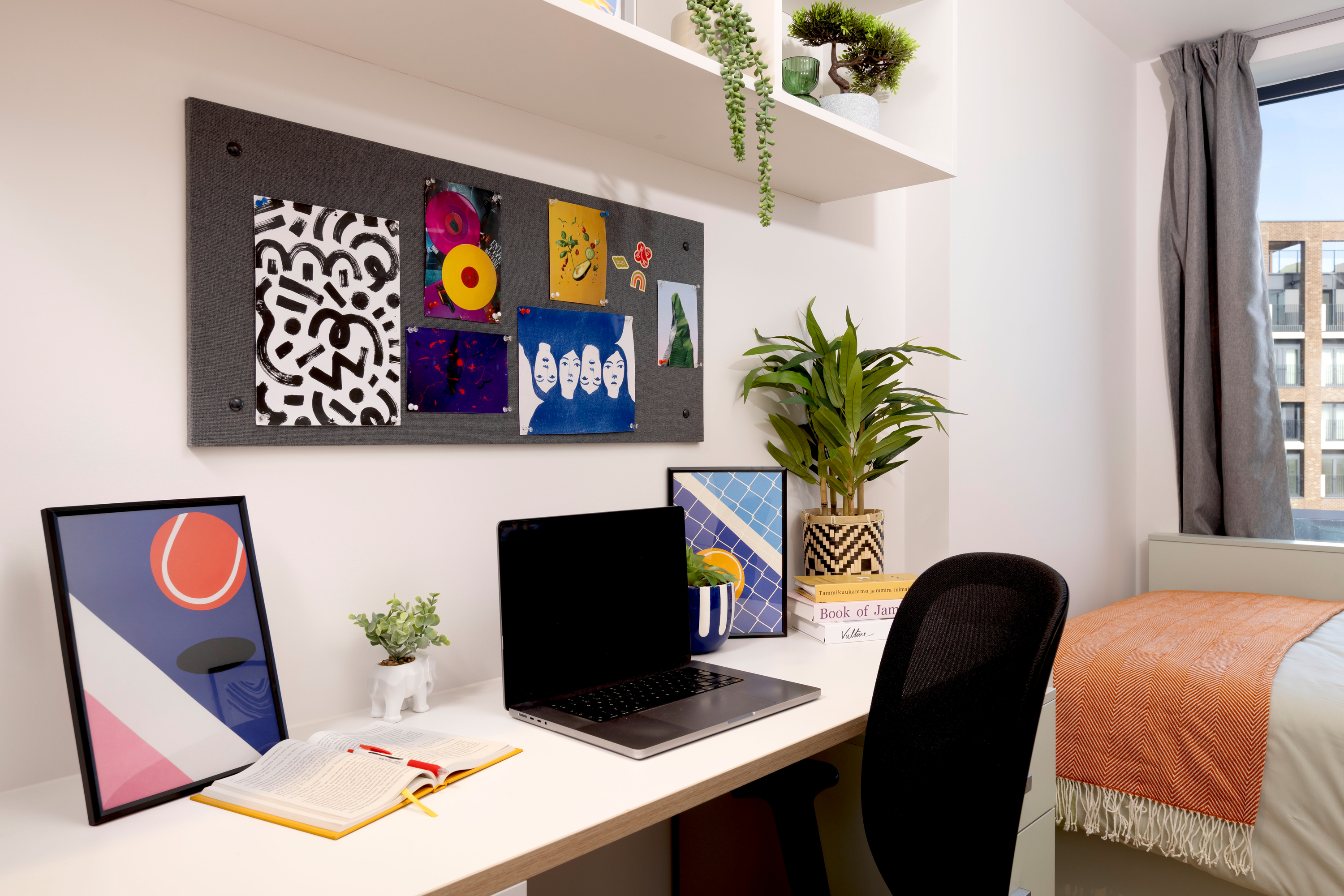 Ensuite Bed and Desk